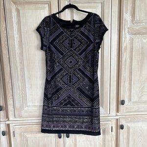 Vince  Camuto Figure flattering Geometric Pattern
Zipper back
Stretchy fabric